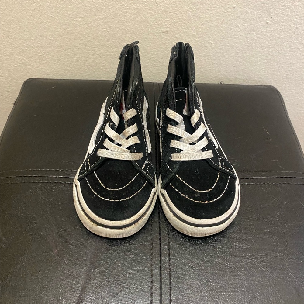 Kids Vans classic suede black and white lace up ankle sneakers Suede size 7C